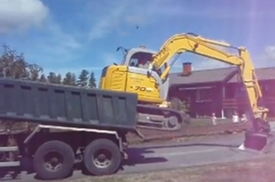 Koparka sama si� �aduje na ci�ar�wk�